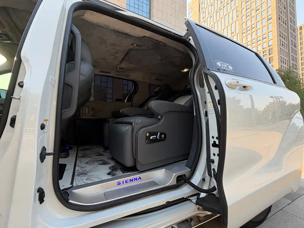 Toyota Sienna — миниатюра 9
