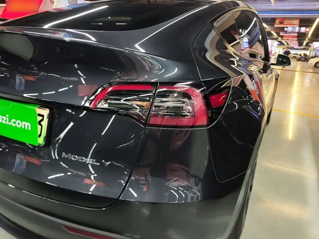 Tesla Model Y — миниатюра 8