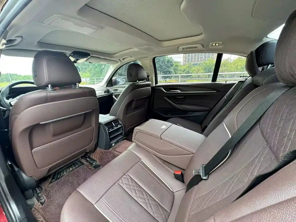 BMW 5 Series — миниатюра 4