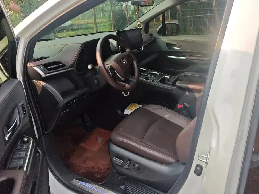 Toyota Sienna — миниатюра 9