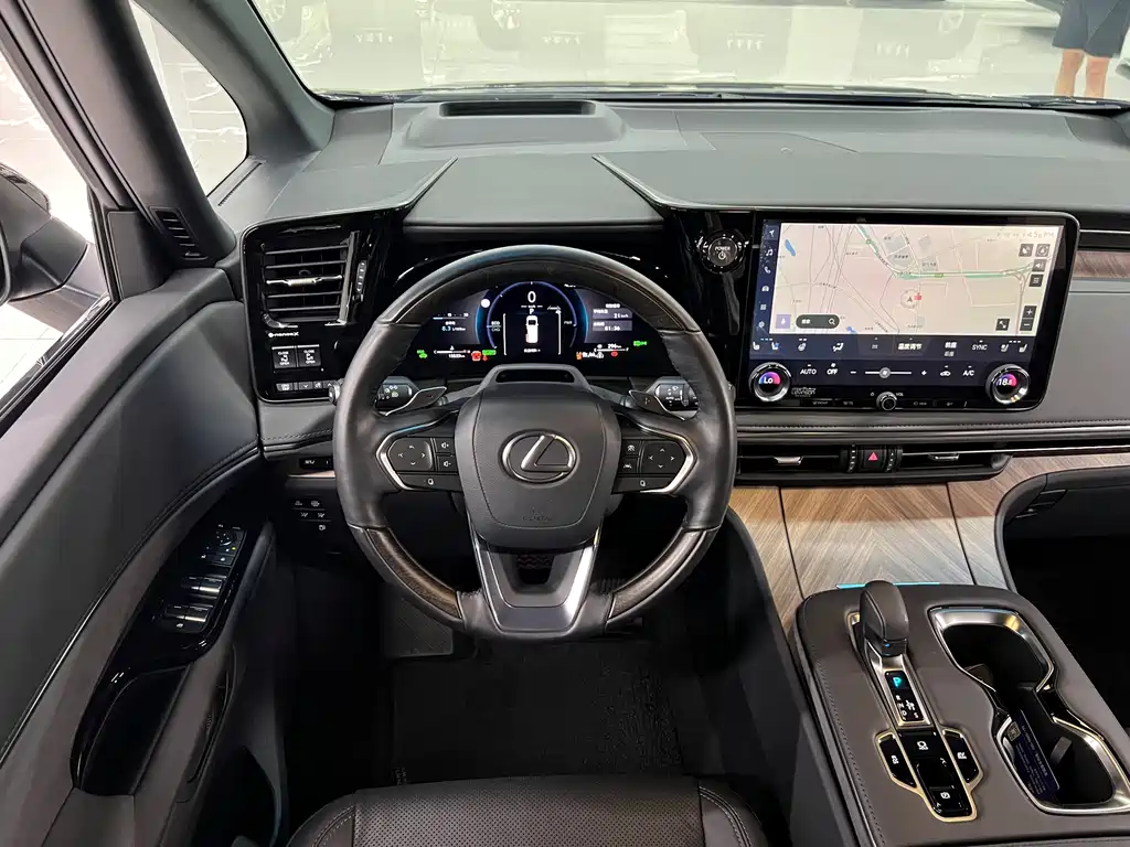 Lexus LM — миниатюра 19