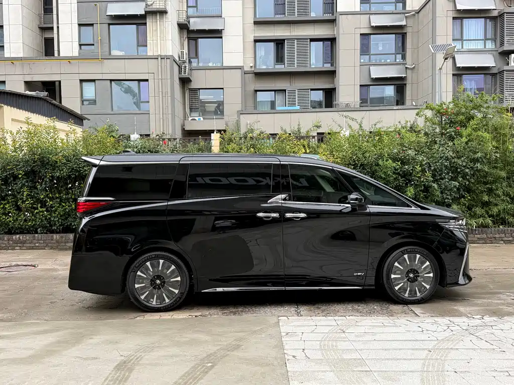Toyota Alphard — миниатюра 8