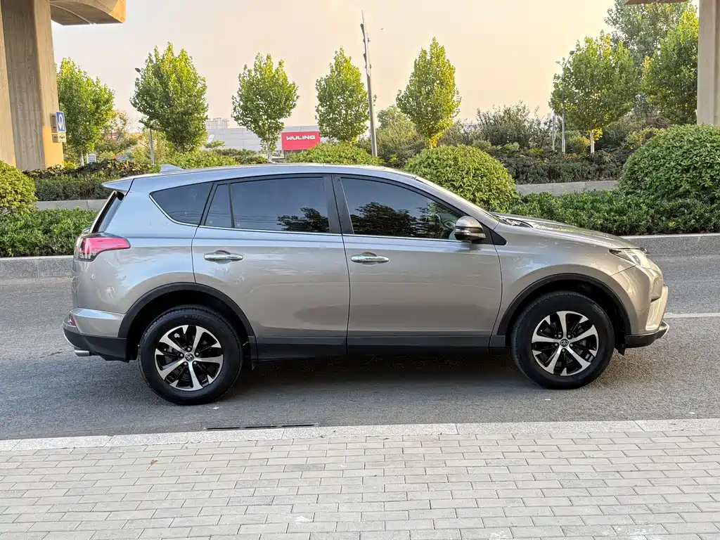 Toyota RAV4 — миниатюра 8