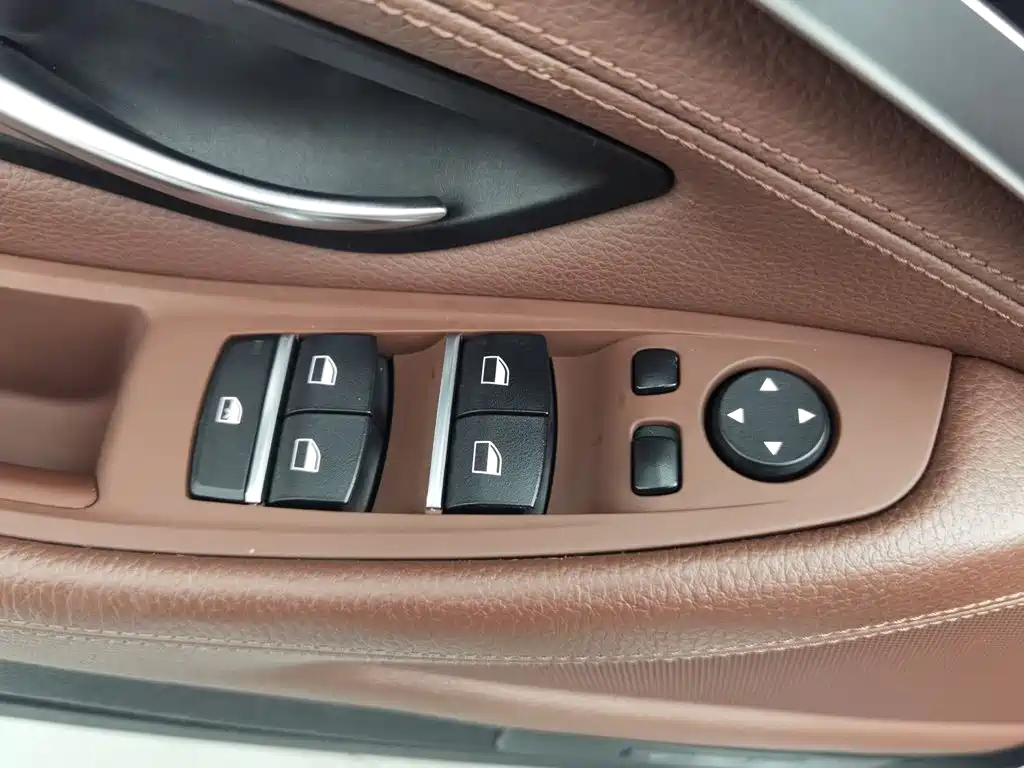 BMW 5 Series — миниатюра 9