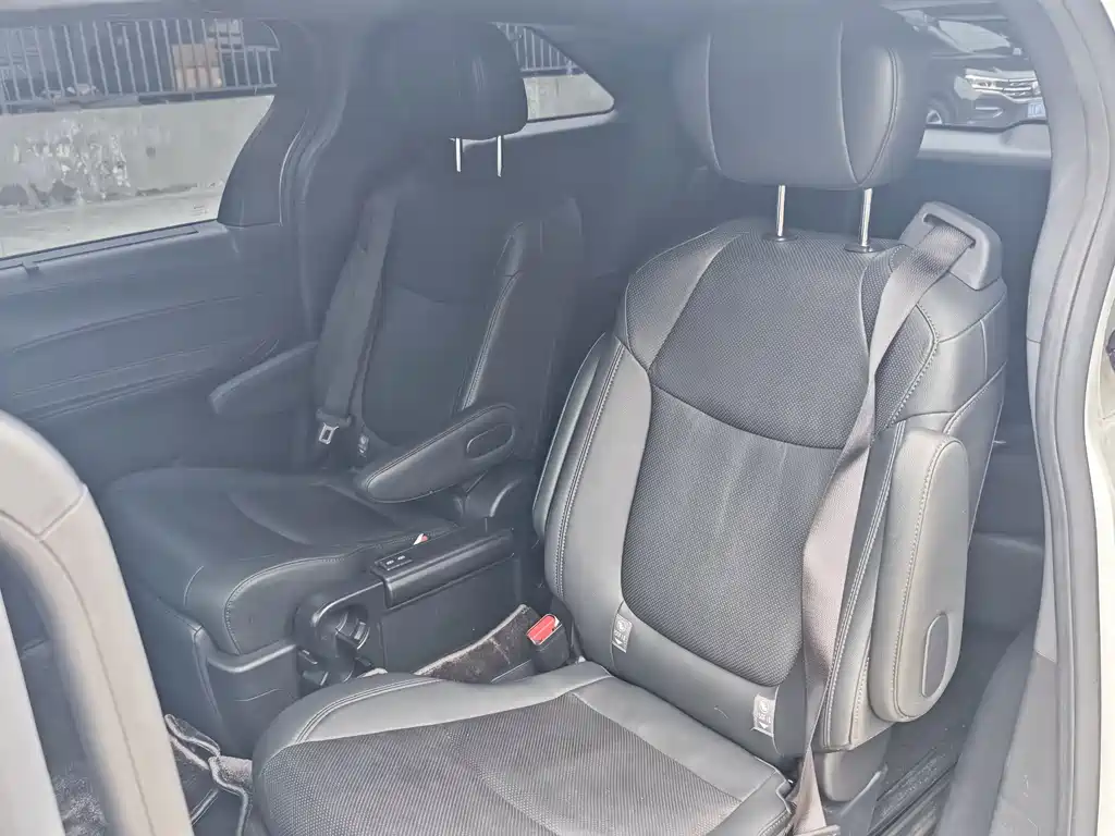 Toyota Sienna — миниатюра 14