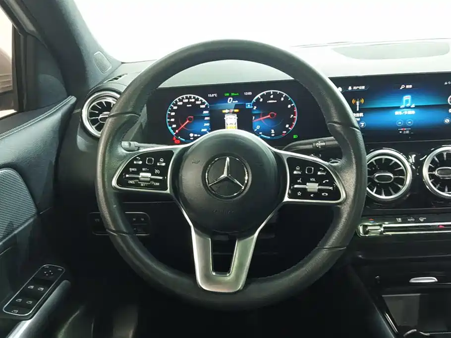 MERCEDES-BENZ GLA