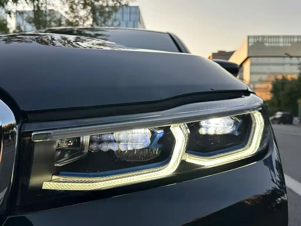BMW 7 Series — миниатюра 3
