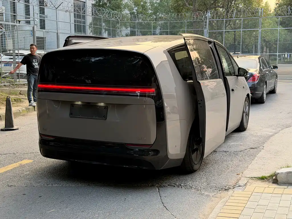 Li Auto Li MEGA — миниатюра 16