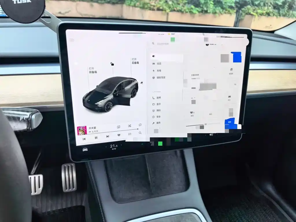Tesla Model Y — миниатюра 12