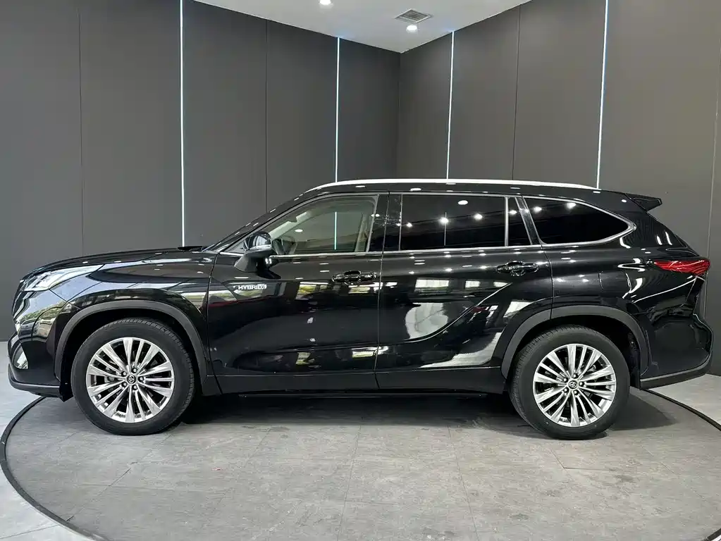Toyota Highlander 2022 2.5L Luxury 7 мест