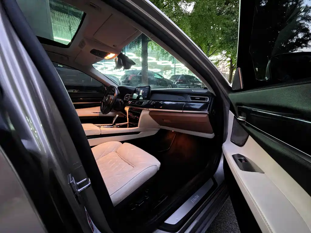 BMW 7 Series — миниатюра 9
