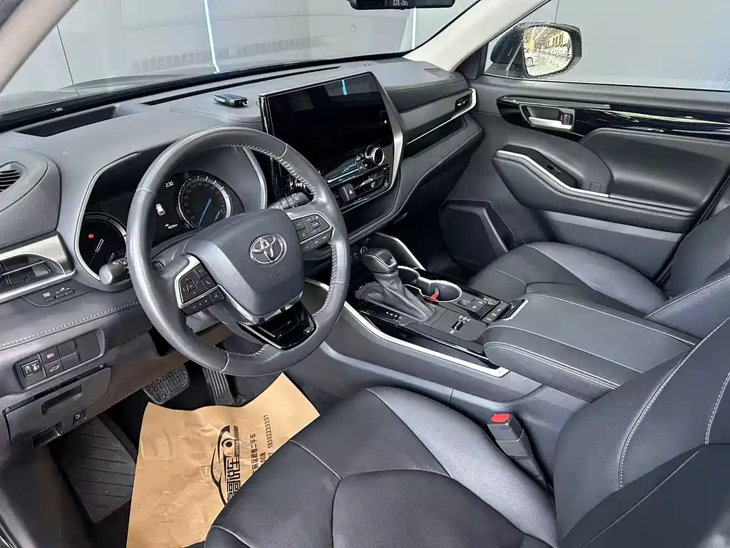 Toyota Highlander 2022 2.5L Luxury 7 мест