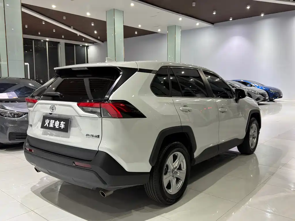 Toyota RAV4 — миниатюра 10