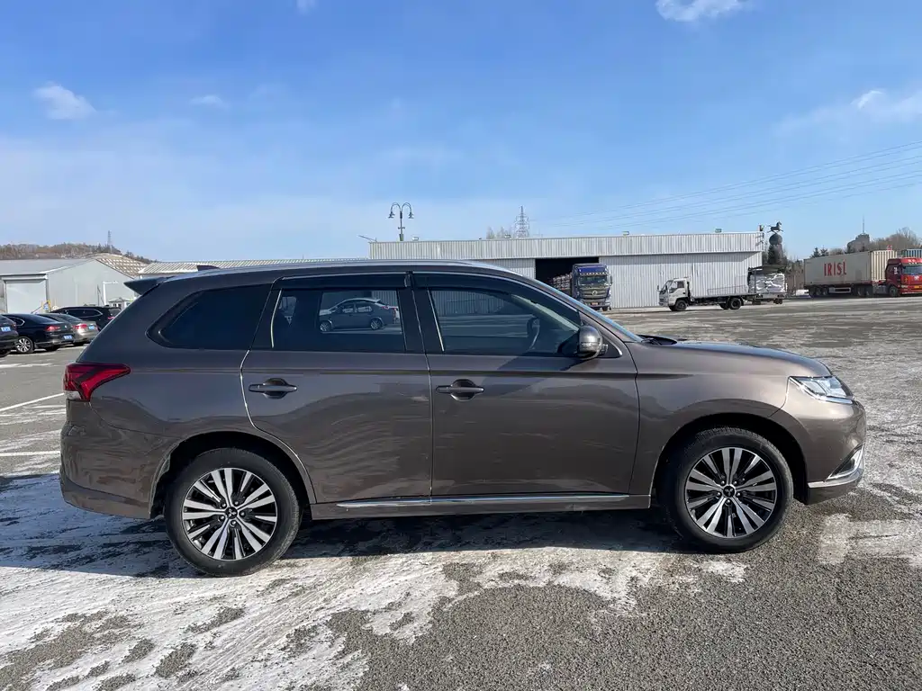 MITSUBISHI OUTLANDER