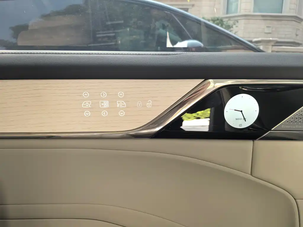 Volvo EM90 — миниатюра 8