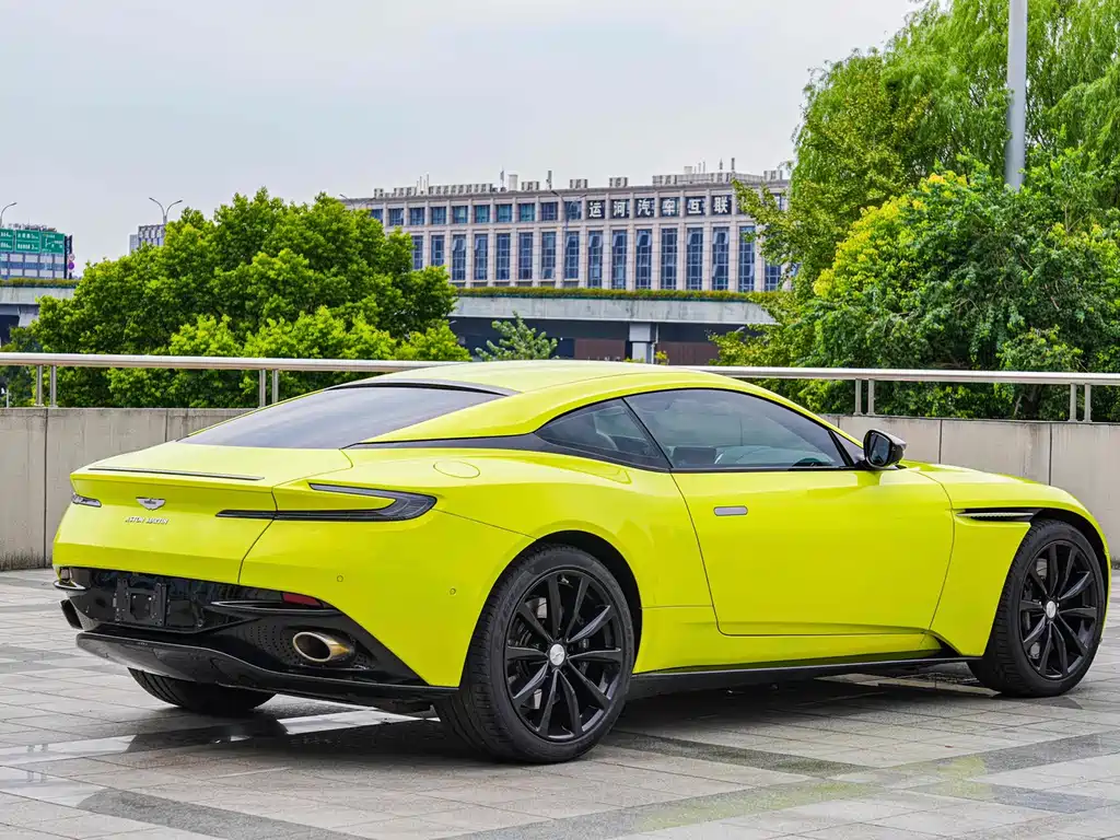 Aston Martin DB11 — миниатюра 6