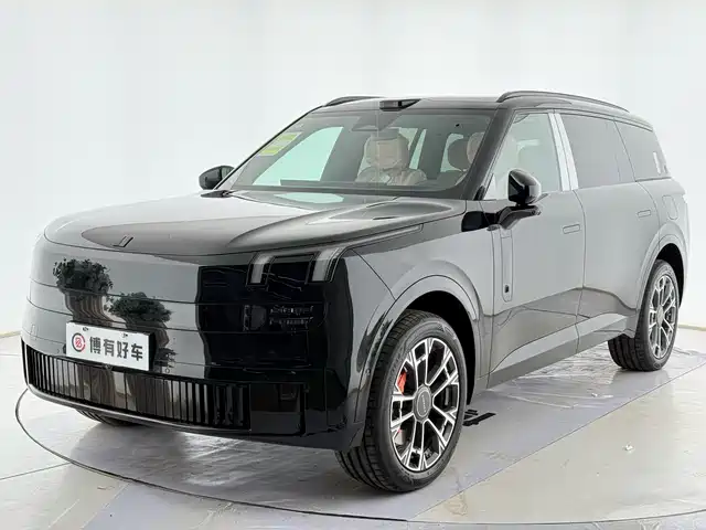 LYNK  & CO 900 2025