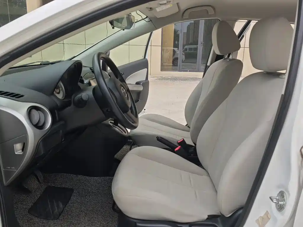 Mazda 2 012 1.3L AT Standard