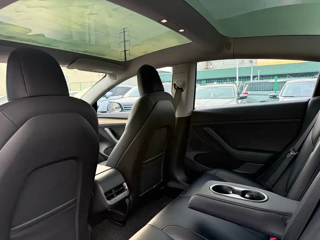 Tesla Model 3 — миниатюра 17
