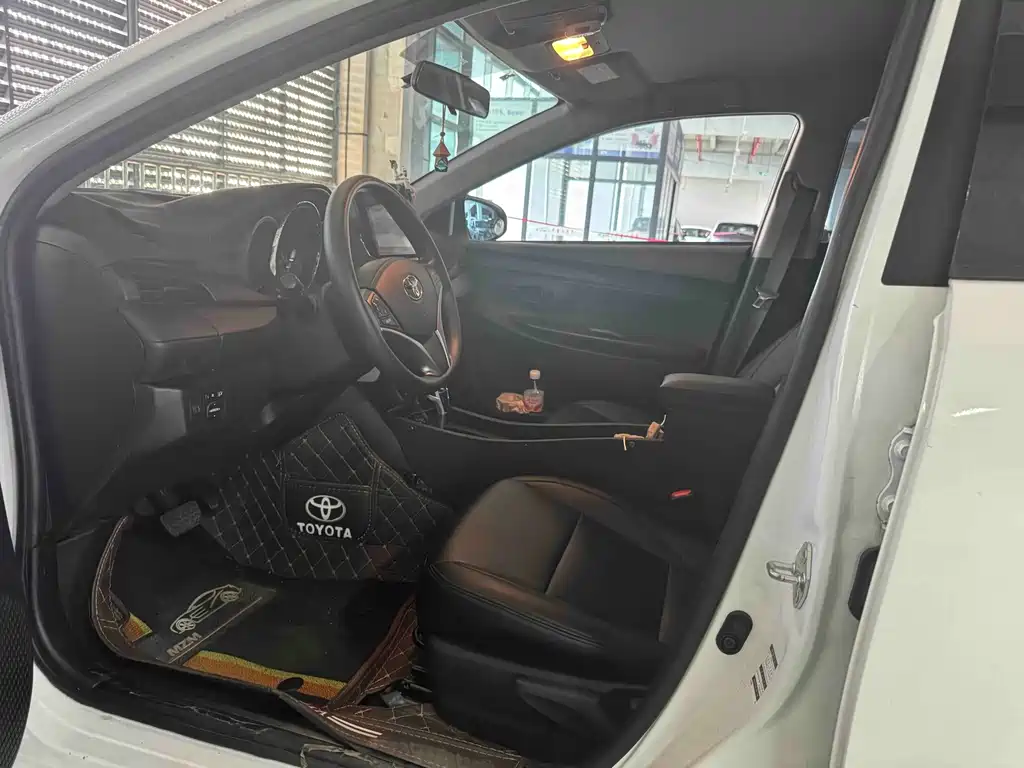 Toyota Yaris L — миниатюра 2