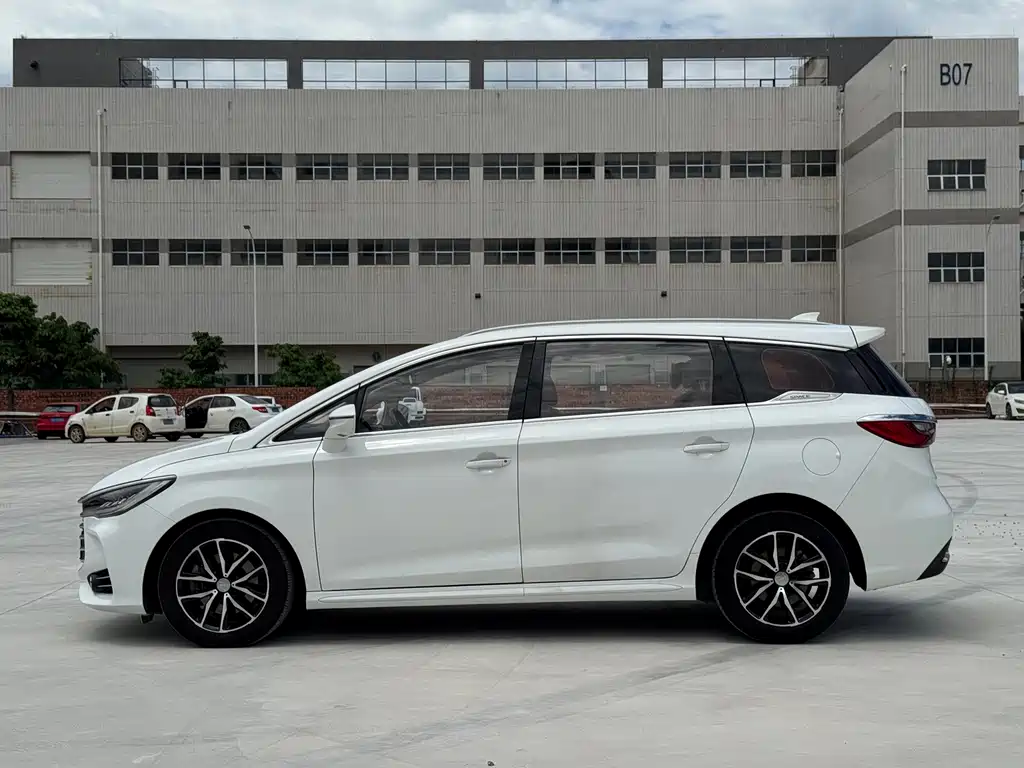 BYD MAX — миниатюра 8