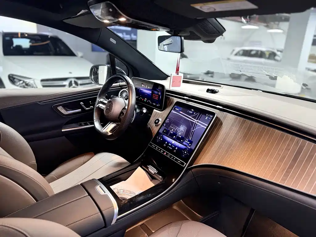 Mercedes-Benz EQE SUV — миниатюра 5
