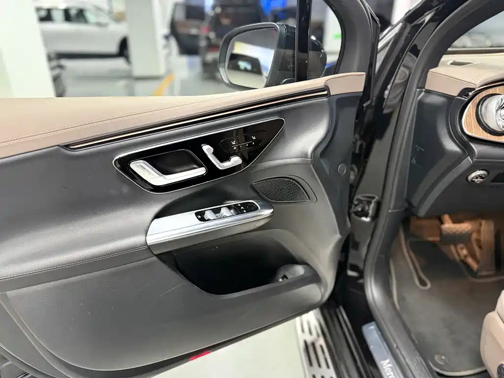 Mercedes-Benz EQE SUV — миниатюра 15