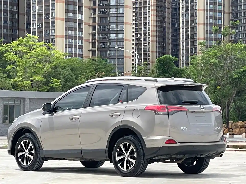 Toyota RAV4 — миниатюра 4