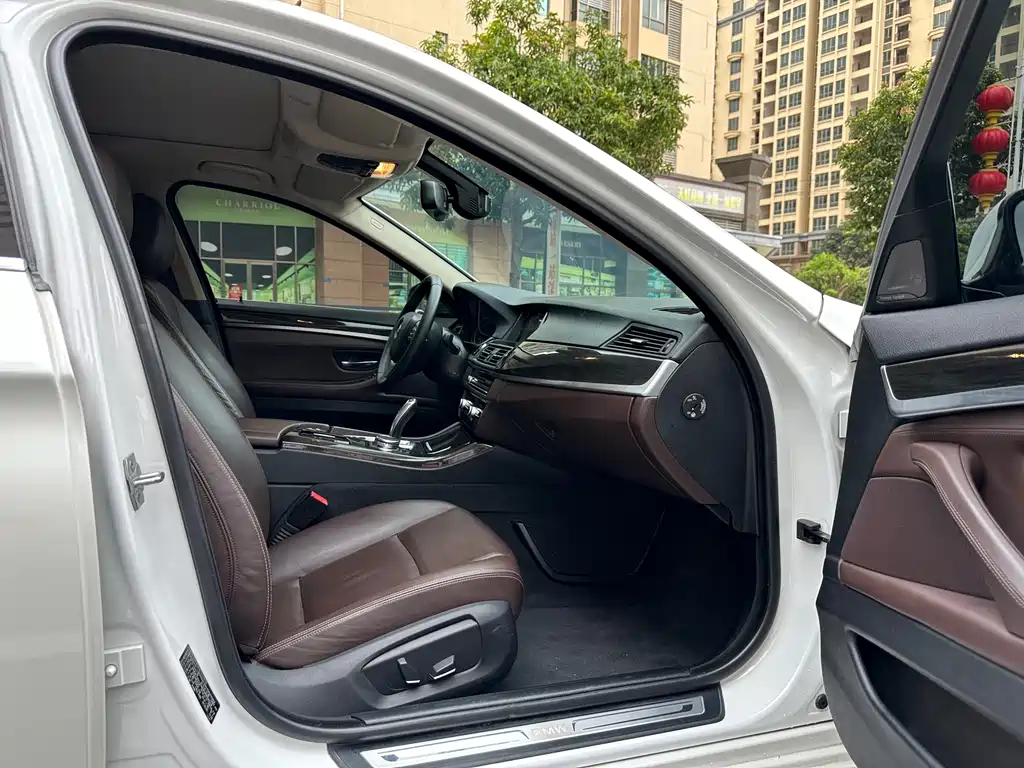 BMW 5 Series — миниатюра 13