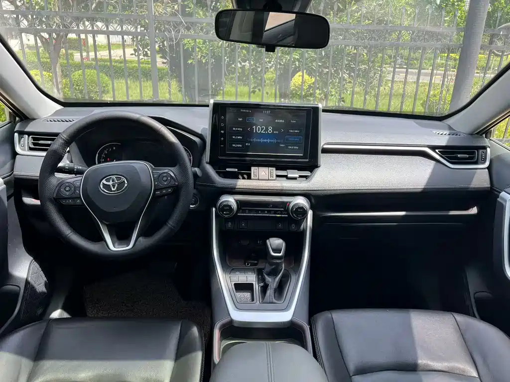 Toyota RAV4 - фото 6
