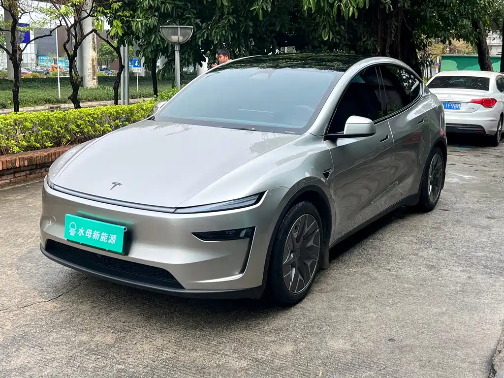 Tesla Model Y L 2025