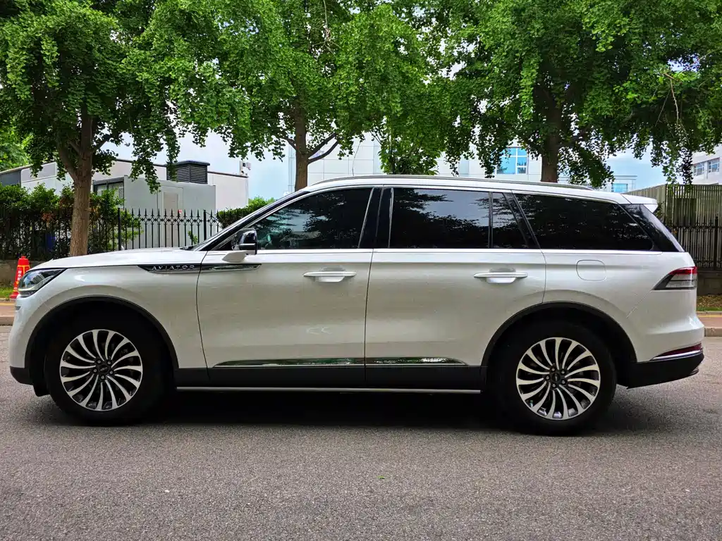 Lincoln Aviator 2023 3.0T V6 мест