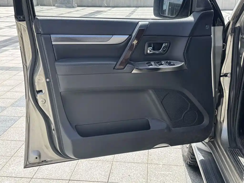 Mitsubishi Pajero (Import) — миниатюра 6