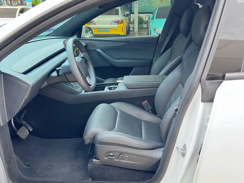 Tesla Model Y L — миниатюра 3