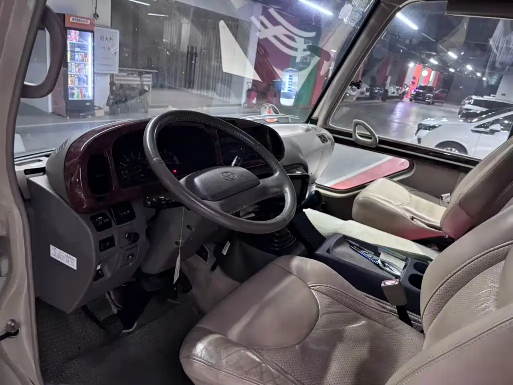 Toyota Coaster — миниатюра 9