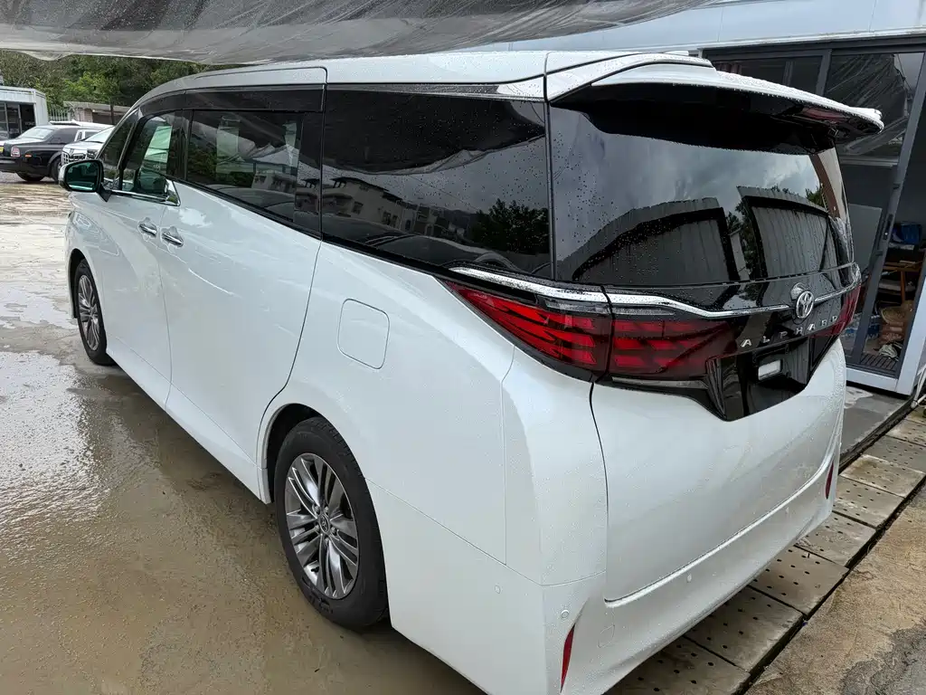 Toyota Alphard — миниатюра 5