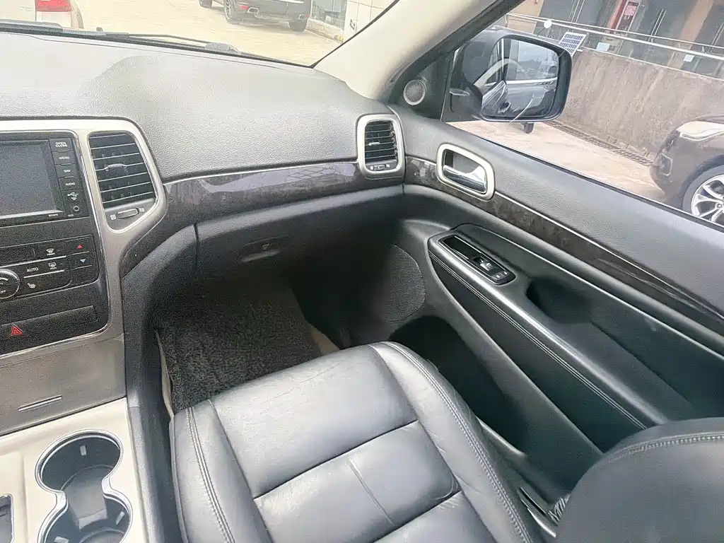 Jeep Grand Cherokee (Import) — миниатюра 14