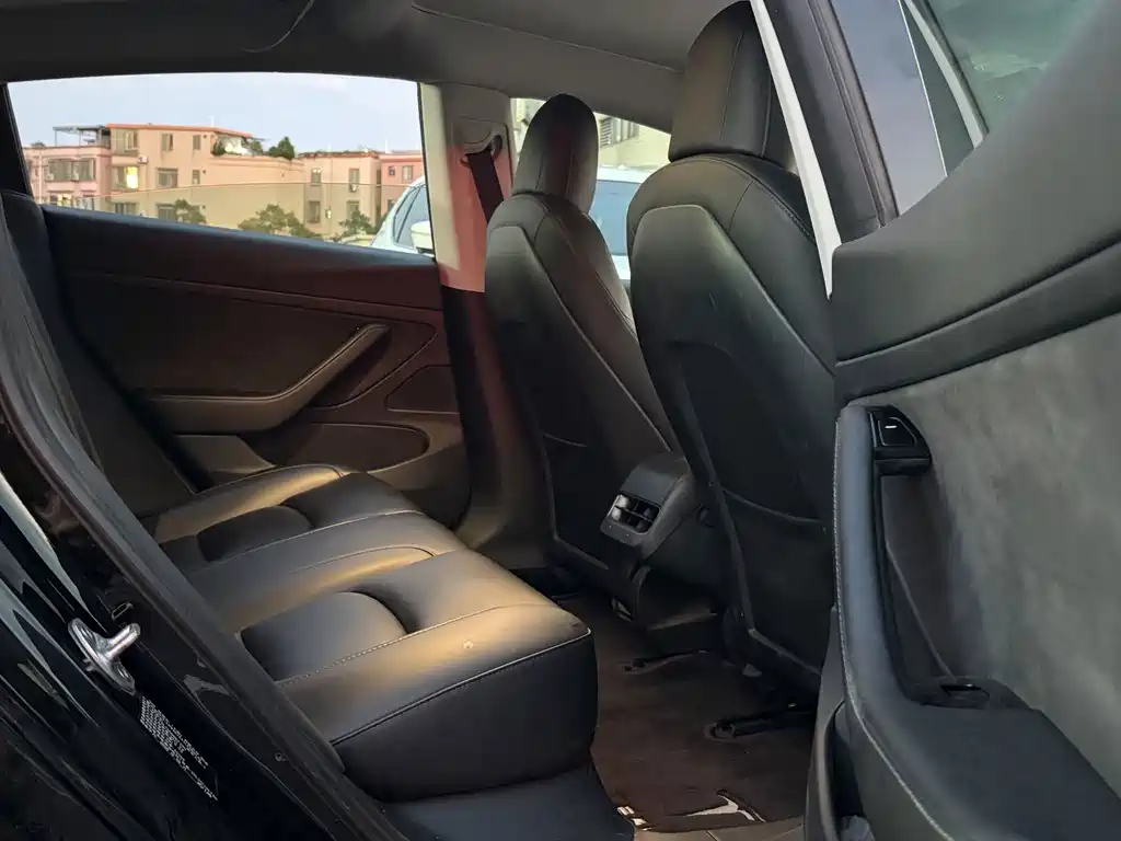 Tesla Model 3 — миниатюра 15