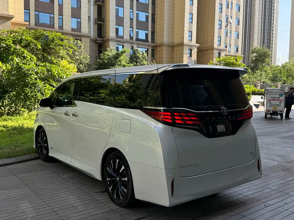 Toyota Alphard — миниатюра 5