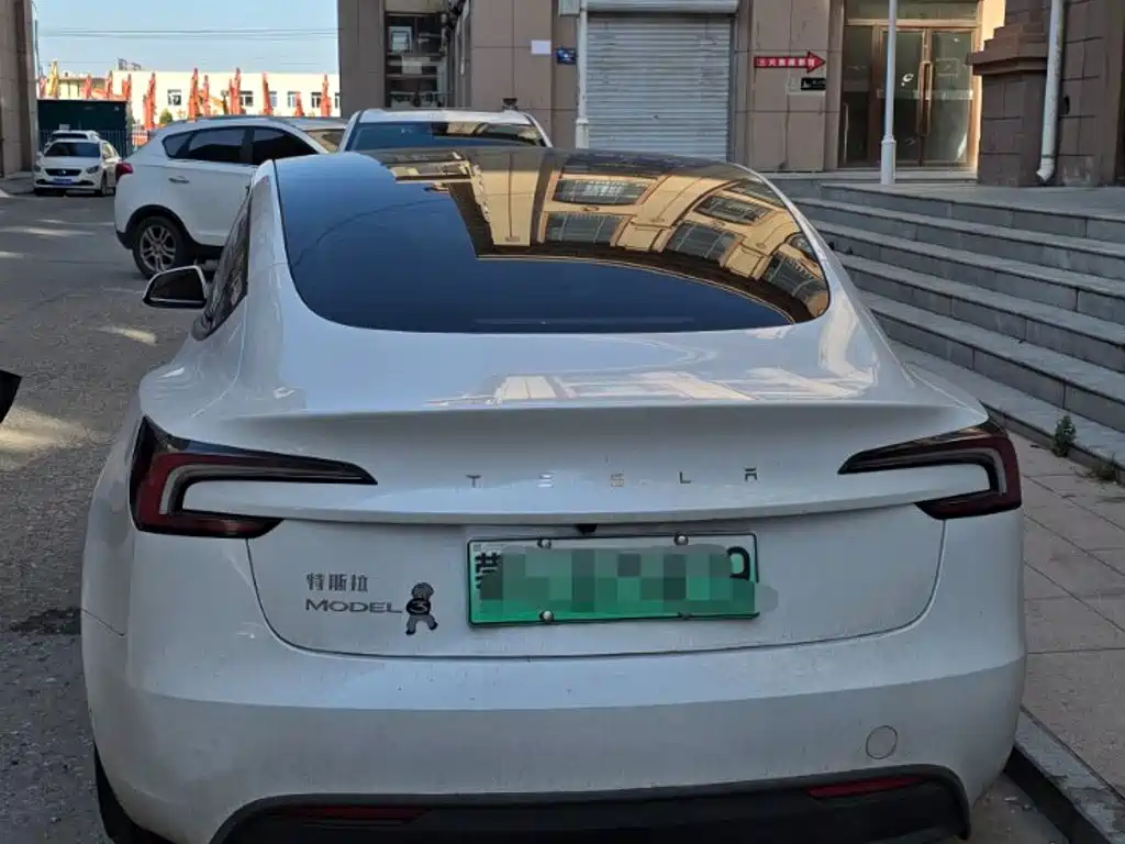 Tesla Model 3 — миниатюра 7