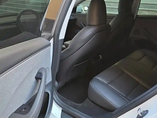 Tesla Model 3 — миниатюра 6