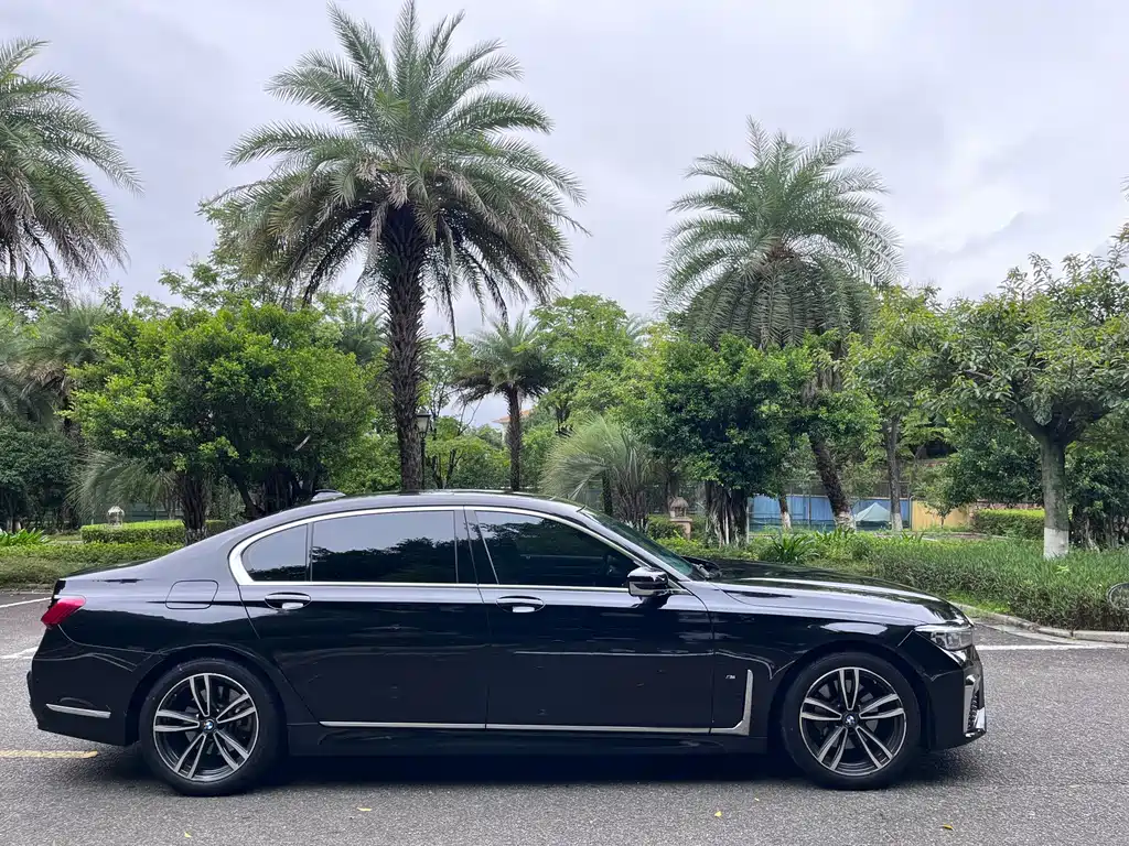 BMW 7 Series — миниатюра 14
