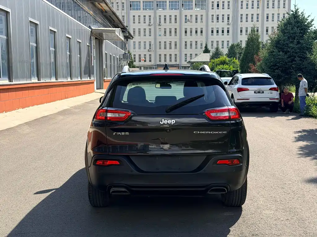 Jeep Cherokee — миниатюра 6