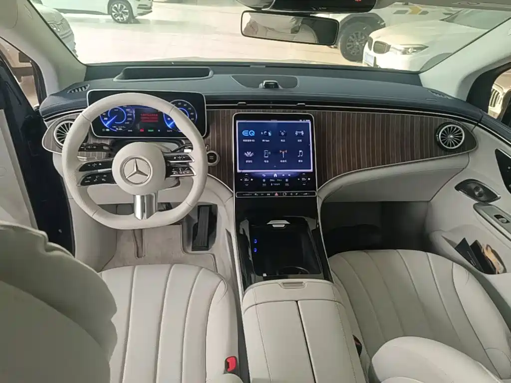 Mercedes-Benz EQE SUV — миниатюра 10