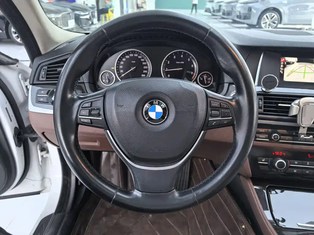 BMW 5 Series — миниатюра 8