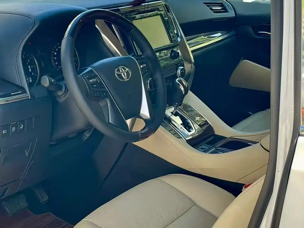 Toyota Alphard — миниатюра 15
