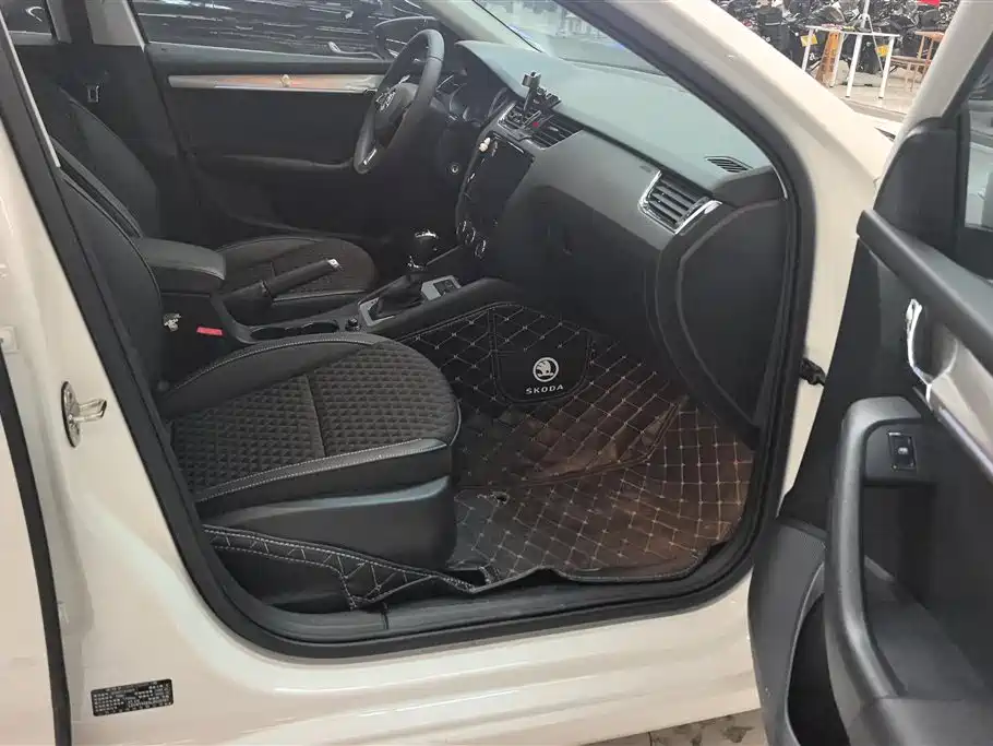 Skoda Octavia 2020 1.5L AT Luxury