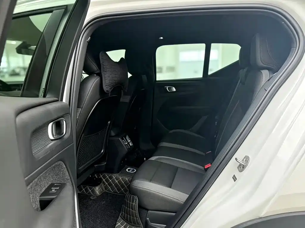 Volvo XC40 — миниатюра 8