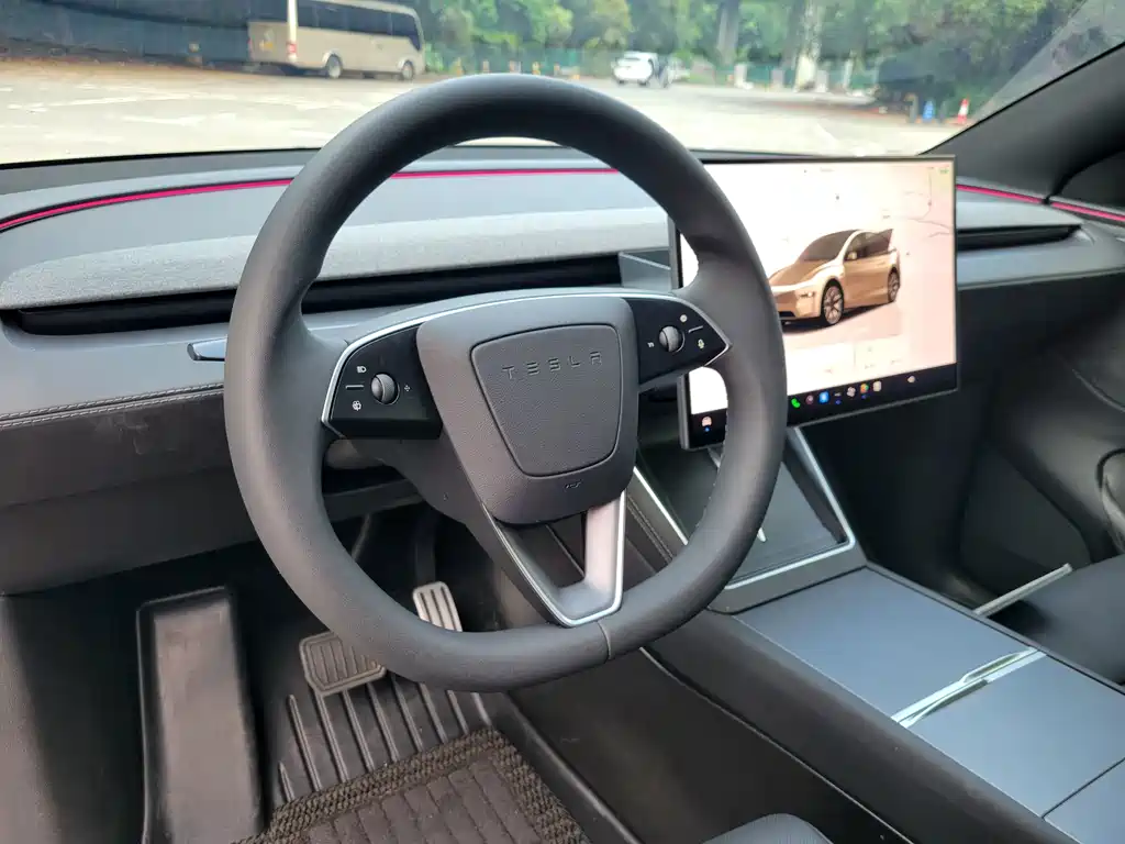 Tesla Model Y L — миниатюра 13