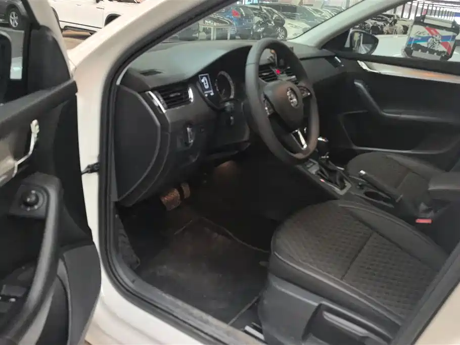 Skoda Octavia 2020 1.5L AT Luxury